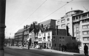 1955 - Scheveningseveer, bebouwing langs het water, gezien naar d