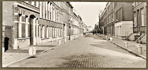 Haagsche Reinigingsdienst, vuilnisemmers langs de straat in de Ma