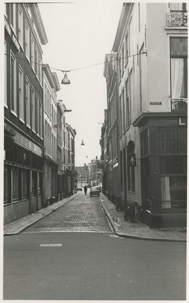 hoek Korte Poten en Plein maar nu met zicht naar de Kalvermarkt. 