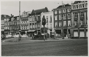 Plaats gezien naar het Noordeinde in 1954