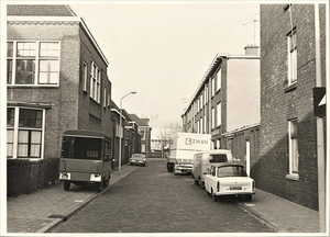 Reggestraat, gezien van de Zaanstraat naar de Scheldestraat. . 12