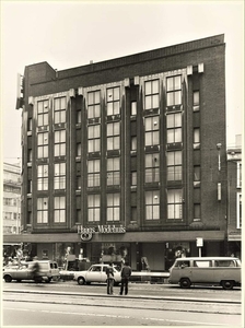 Spui, Haags Modehuis. Links de Grote Marktstraat. 1981.