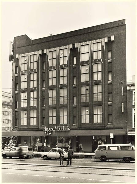 Spui, Haags Modehuis. Links de Grote Marktstraat. 1981.