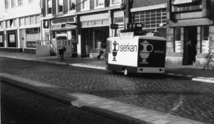 Varkenmarkt links op de hoek Peter van Velzen daarnaast de Snackb