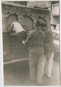 Vuilnismannen in actie, circa 1960.