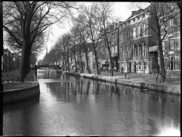 Zwarteweg (links) en Boomsluiterskade met verderop de Oranjebuite