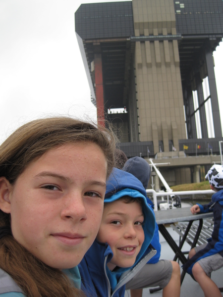 20) Jana en Ruben voor de scheepslift