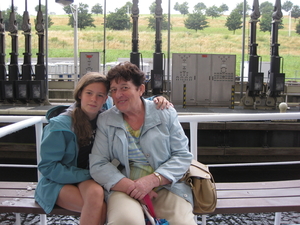 27) Jana & Memee in de scheepslift