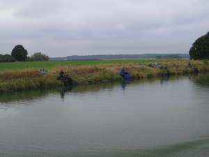 45) Vissers langs de kant van het kanaal