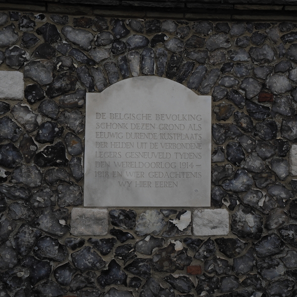 plaquette a/d achterpoort van Tyne Cot