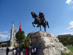 1 Tirana, Skanderbegplein _standbeeld _DSC00536