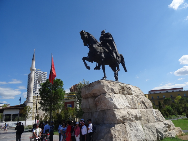 1 Tirana, Skanderbegplein _standbeeld _DSC00536