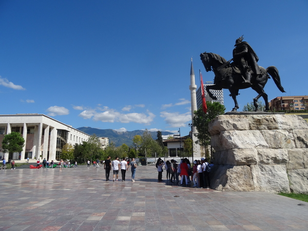 1 Tirana, Skanderbegplein _standbeeld _DSC00539