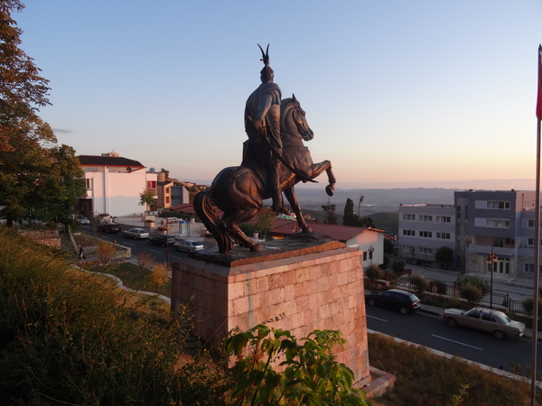 2 Kruja _standbeeld Skanderbeg _DSC00622