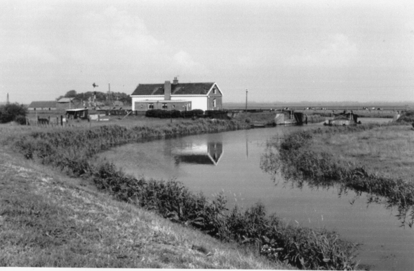 Wachtpost bij station-spoorbrug // Toen ( foto Anker-Smit)