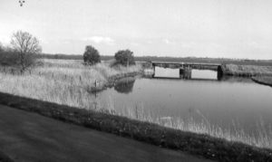 Wachtpost bij station-spoorbrug // Toen