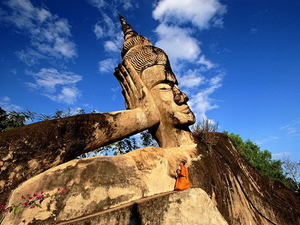 laos-standbeeld-wolken-beeldhouwwerk-achtergrond