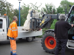 Bobcat takelt beeld van vrachtwagen