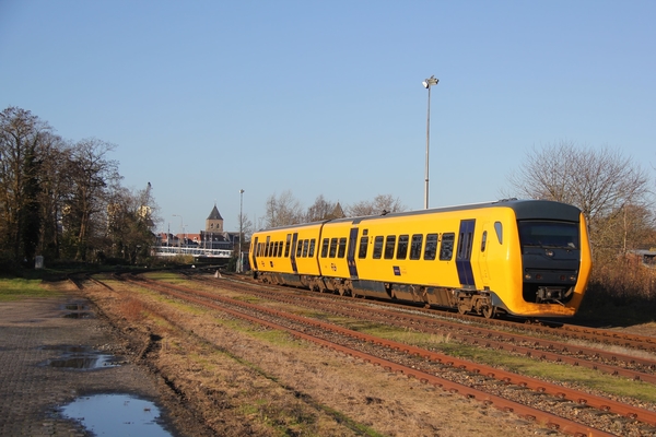 Vanaf de oude losweg van Kampen passeert DM 90 (Buffel) 3435 van 