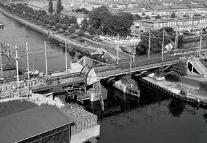 Leidschendam 12 juni 1963. De beweegbare spoorbrug over het Rijn 