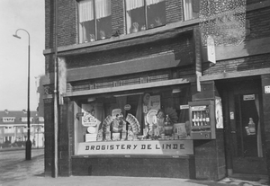 1956. Van de Wateringelaan, drogist Van der Linde. Voorburg