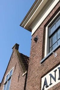 Het zijn rozetten aan huizen in  Monnickendam; daaraan werd de bo