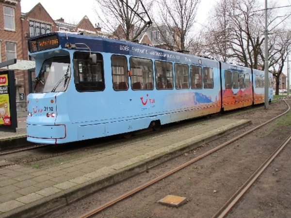 3110 met TUI reklame op lijn 16 naar Wateringen bij de halte Stat