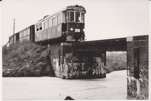 Biert 1963 12 16 Motorrijtuig MABD 1602 Reiger met tram over de b