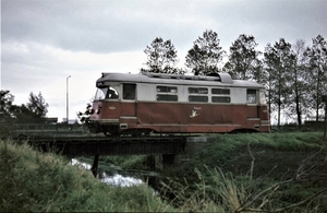 De M 1806 is op weg naar Oostvoorne om de AB 1513 en B 1515 op te