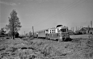 De M 1806, Bergeend, rijdt met een lange tram van Hoogvliet naar 