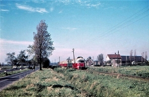 De M 1806, Bergeend, rijdt met een lange tram van Hoogvliet naar 