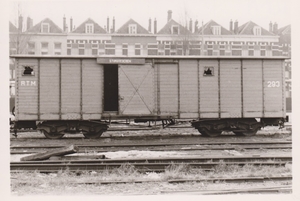 Gesloten goederenwagen 293 aan de Rosestraat, 2 april 1966