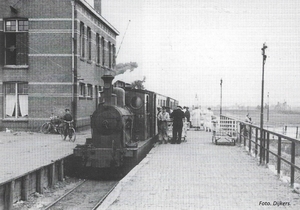 Hellevoetsluis 1958 07 30 Loc 50 met tram bij het stationsgebouw 