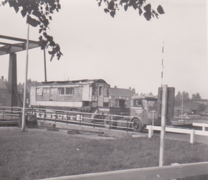 Hellevoetsluis. Overbrengen van RTM-rijtuig van Loosduinen naar H