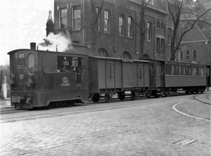 Het is 6 april 1941 en loc 29 staat met een gemengde tram onder d