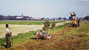 Het opbreken van de rails langs de Groene Kruisweg tussen Poortug