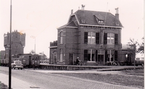 het station Middelharnis en de watertoren in één blik gevangen.