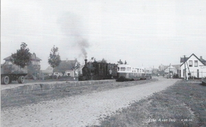 Loc 50 met tram en tramstel Fuut als boottram kruisen te Klaaswaa