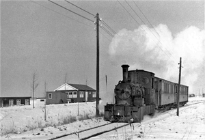 Loc 56 met tram rijdt langs het Voornse Kanaal in Hellevoetsluis 