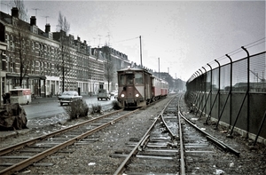 M 67 met tram legt de laatste meters af naar station Rosestraat. 