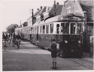 M 1502 met de rijtuigen AB 1516 en ABR 1517 in de Voorstraat te N