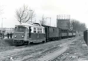 M1806 Bergeend 04-04-1966 in de Tweede Rosestraat met een TS Mate