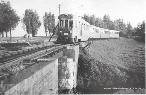 MABD1801 Sperwer met tram naar Oostvoorne bij Zwartewaal rijdt ov