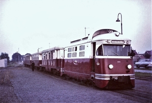 MD 1805 + ABD 1521 + 2 A-rijtuigen + B 1520 op station Hoogvliet 