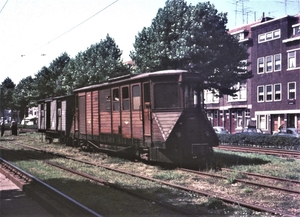 Op de Putselaan in Rotterdam staat in de zomer van 1966 de M 67 m