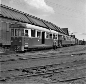 Op het Handelsterrein te Rotterdam staat in 1954 de MABD 1802 met