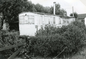 Oud RTM tramrijtuig als noodwoning, 1971 Spijkenisse