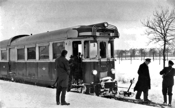 Oudejaarsdag 1962 Het personeel is bij het wissel bezig op statio