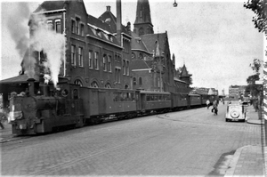 Rosestraat 1949 08 12 RTM Loc 56 Een lange reizigerstram