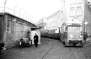 Rosestraat 1965 11 05 De M1806 Bergeend met tram richting Hellevo